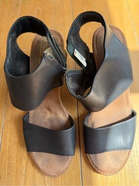 Toms Black Leather Wedge Sandals